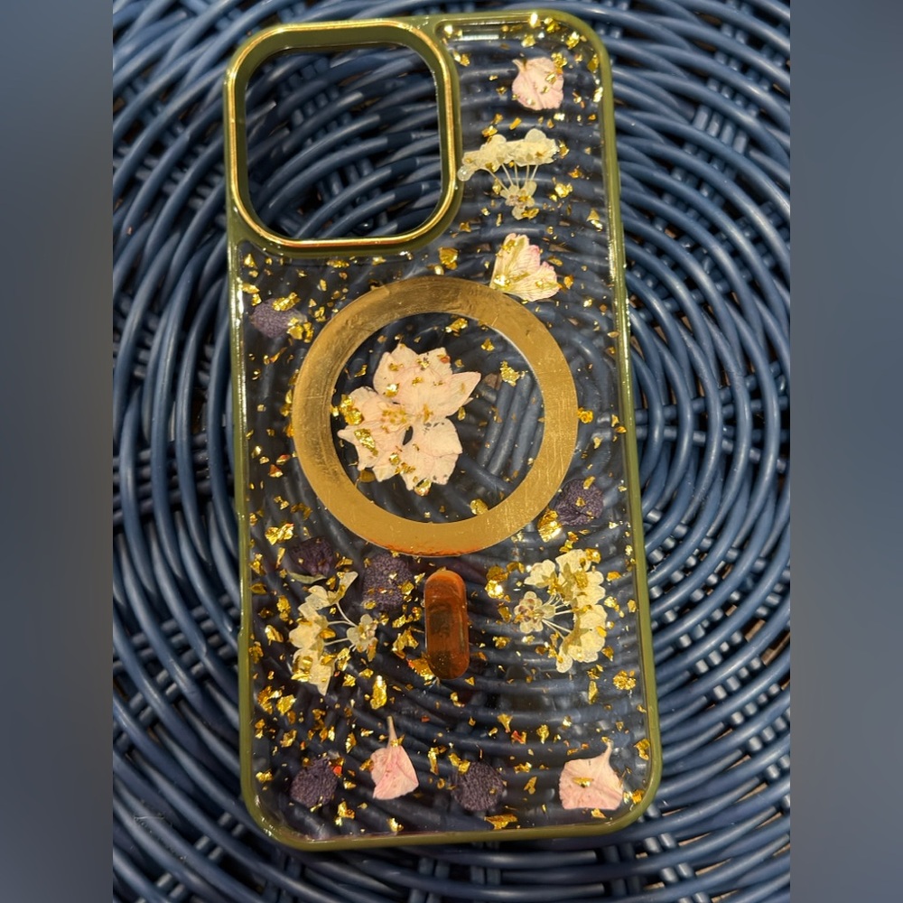 Elegant Floral Phone Case with Gold Accents